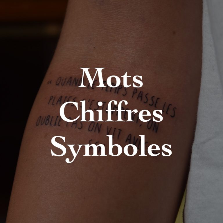 Tatouage de texte sur un bras avec les mots "Mots, Chiffres, Symboles".