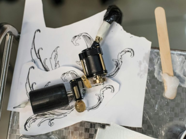 salon de tatouage, toulouse, ornemental, castanet-tolosan Salon de tatouage. Façade d'un bâtiment avec des briques, une porte vitrée et un panneau "Le Salon by Sev".